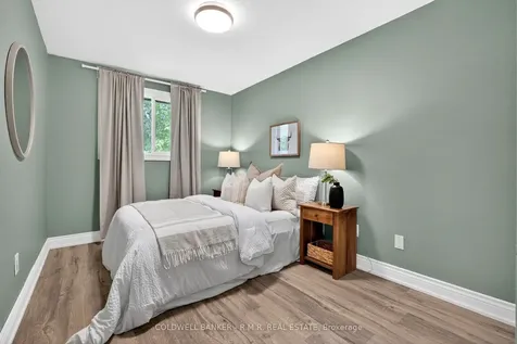 729 Downview Crescent Oshawa ON L1H 7W4