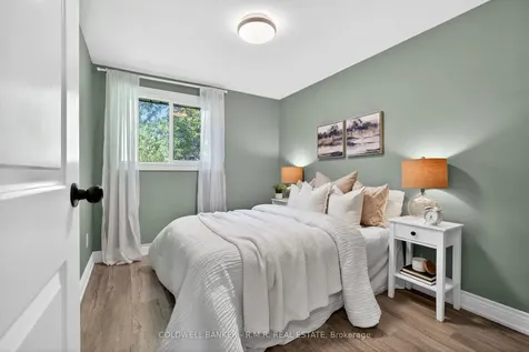 729 Downview Crescent Oshawa ON L1H 7W4
