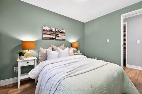729 Downview Crescent Oshawa ON L1H 7W4