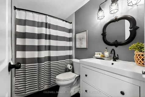 729 Downview Crescent Oshawa ON L1H 7W4