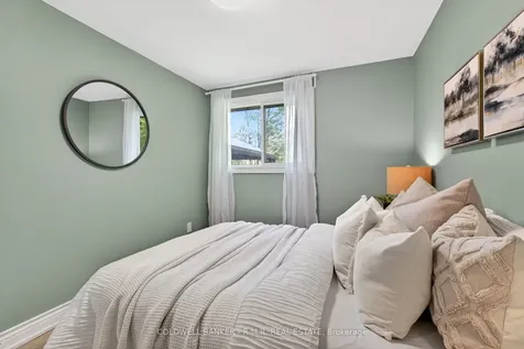 729 Downview Crescent Oshawa ON L1H 7W4