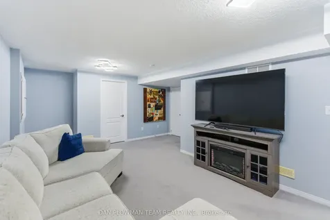 7 Treen Crescent Whitby ON L1R 3C7