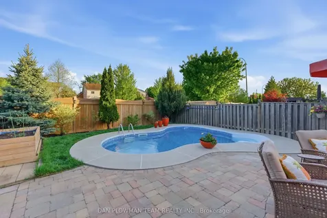 7 Treen Crescent Whitby ON L1R 3C7