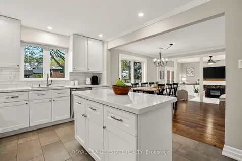 16 Elkwood Drive Toronto ON M1C 2C1