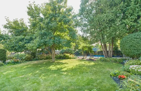 524 Centre Street N Whitby ON L1N 4T6
