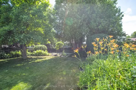 524 Centre Street N Whitby ON L1N 4T6
