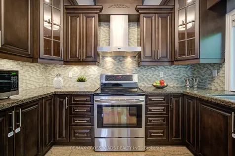 24 Lynn Road Toronto ON M1N 2A4