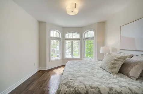 24 Lynn Road Toronto ON M1N 2A4