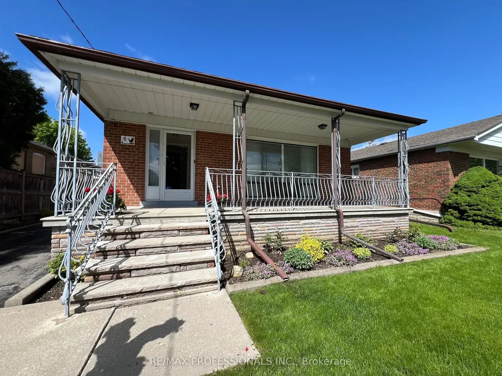 4 Vauxhall Drive Toronto ON M1P 1P7