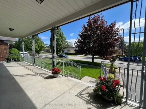 4 Vauxhall Drive Toronto ON M1P 1P7