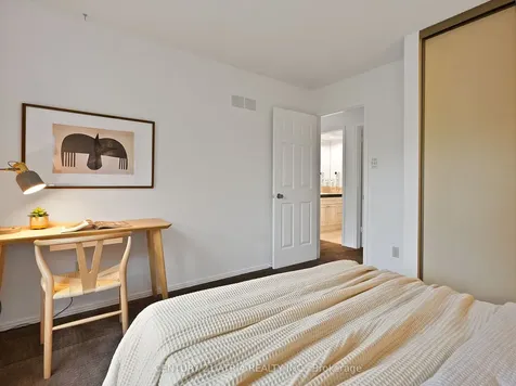 21 Longbow Square Toronto ON M1W 2W6