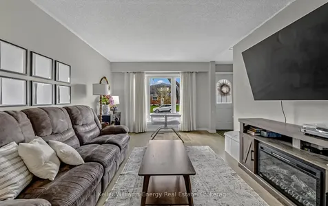 153 Barkley Crescent Oshawa ON L1J 2E5