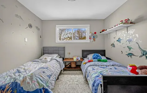 153 Barkley Crescent Oshawa ON L1J 2E5