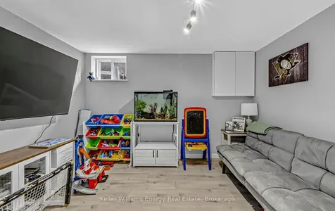 153 Barkley Crescent Oshawa ON L1J 2E5