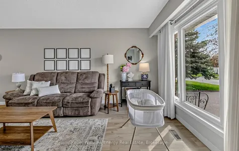 153 Barkley Crescent Oshawa ON L1J 2E5