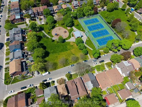 11 Avonlea Boulevard Toronto ON M4C 5E4
