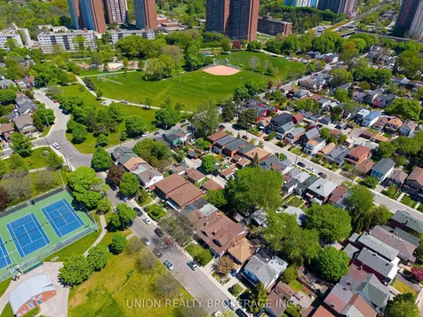 11 Avonlea Boulevard Toronto ON M4C 5E4