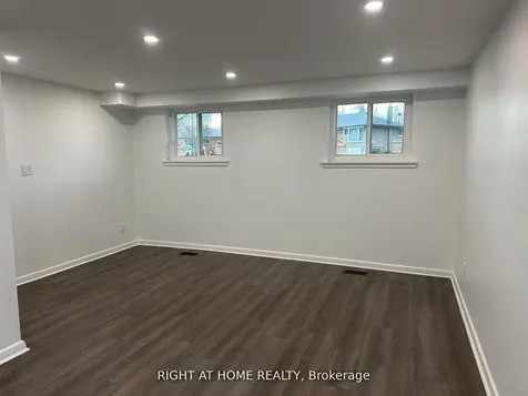 606 Lansdowne Drive Oshawa ON L1G 1W4