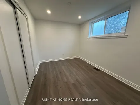 606 Lansdowne Drive Oshawa ON L1G 1W4