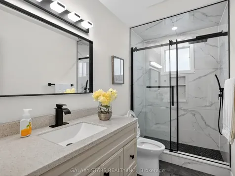 330 Cumberland Court Oshawa ON L1H 8E7