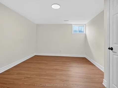 330 Cumberland Court Oshawa ON L1H 8E7