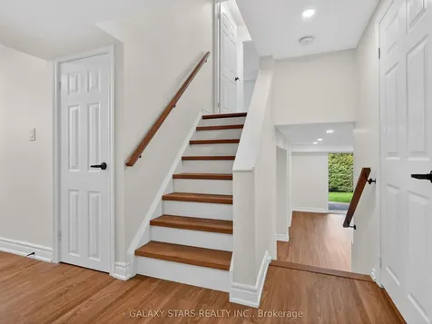 330 Cumberland Court Oshawa ON L1H 8E7