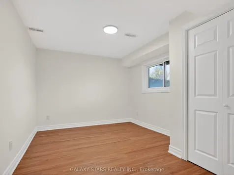 330 Cumberland Court Oshawa ON L1H 8E7