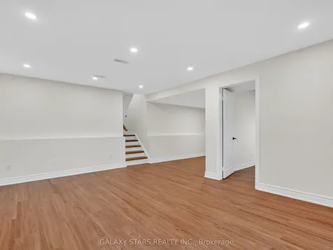 330 Cumberland Court Oshawa ON L1H 8E7