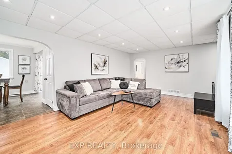 17 Eastwood Avenue N Oshawa ON L1G 3Y5