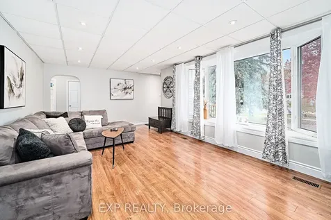 17 Eastwood Avenue N Oshawa ON L1G 3Y5