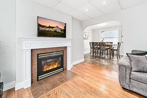 17 Eastwood Avenue N Oshawa ON L1G 3Y5