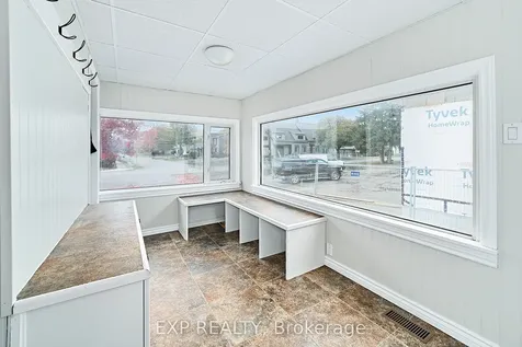 17 Eastwood Avenue N Oshawa ON L1G 3Y5