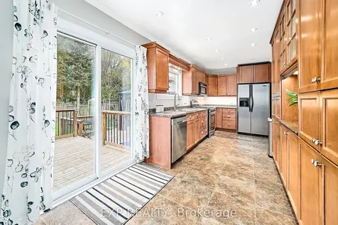 17 Eastwood Avenue N Oshawa ON L1G 3Y5