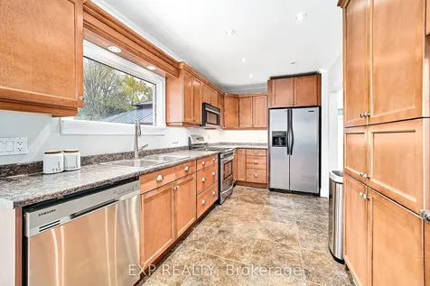 17 Eastwood Avenue N Oshawa ON L1G 3Y5