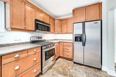 17 Eastwood Avenue N Oshawa ON L1G 3Y5