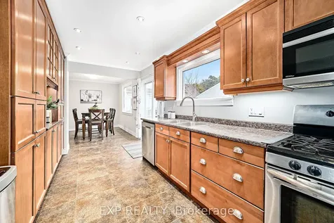 17 Eastwood Avenue N Oshawa ON L1G 3Y5