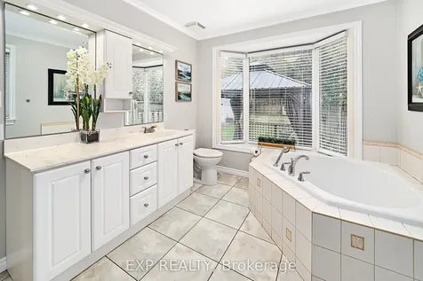 17 Eastwood Avenue N Oshawa ON L1G 3Y5