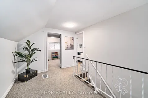 17 Eastwood Avenue N Oshawa ON L1G 3Y5