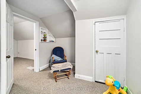 17 Eastwood Avenue N Oshawa ON L1G 3Y5