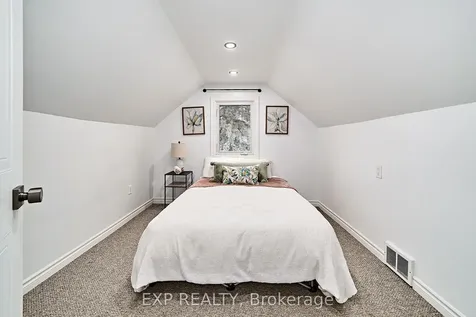 17 Eastwood Avenue N Oshawa ON L1G 3Y5