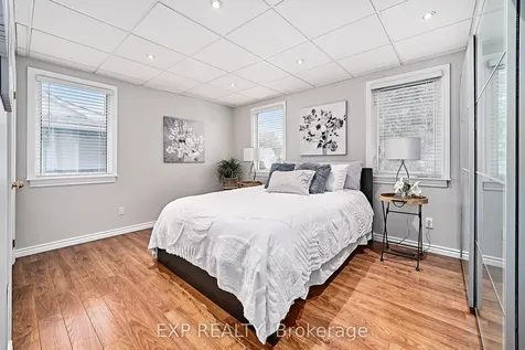 17 Eastwood Avenue N Oshawa ON L1G 3Y5