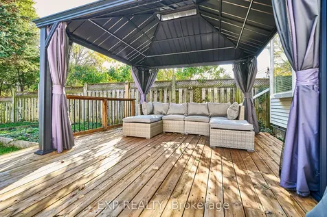 17 Eastwood Avenue N Oshawa ON L1G 3Y5