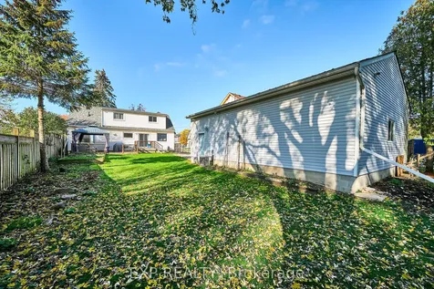 17 Eastwood Avenue N Oshawa ON L1G 3Y5