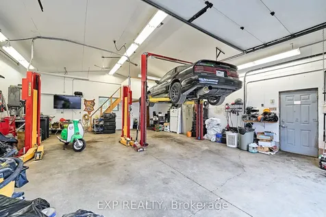 17 Eastwood Avenue N Oshawa ON L1G 3Y5