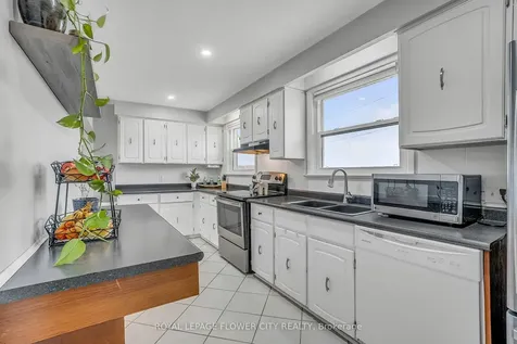 611 Harriet Street Whitby ON L1N 1L4