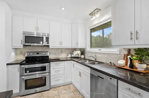 434 Hackney Court Oshawa ON L1G 2Y4