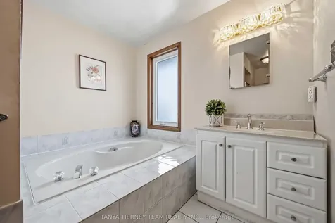 575 Park Crescent Pickering ON L1W 2E1