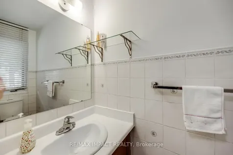 820 Bennett Crescent Oshawa ON L1K 1V4