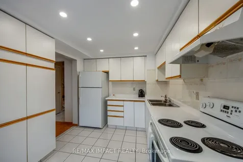 820 Bennett Crescent Oshawa ON L1K 1V4