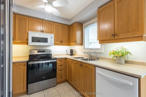 7 Catkins Crescent Whitby ON L1R 3A2